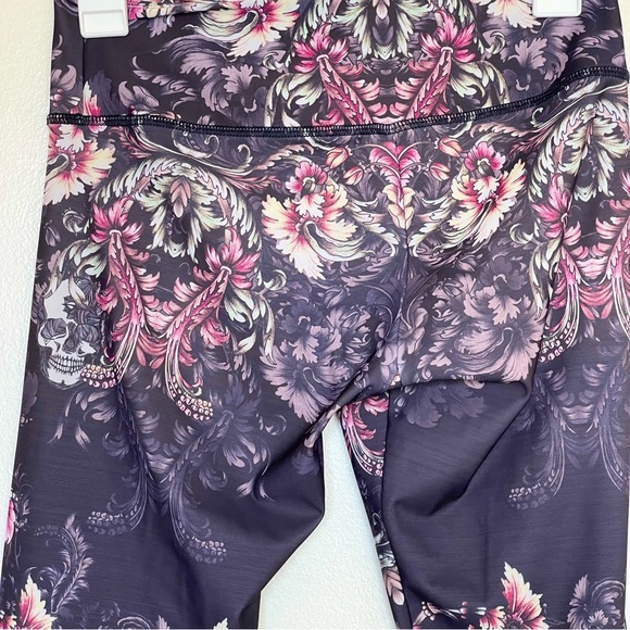 Womens Cropped leggings Floral Skeleton Print Sz Small Workout Activewear Yoga - Picture 4 of 12